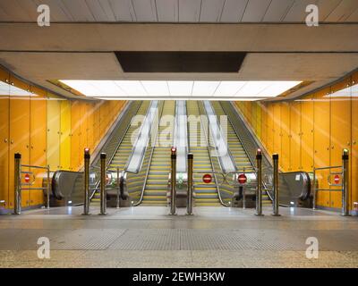 Métro de Budapest, espace vide, escaliers mécaniques et barrières Banque D'Images