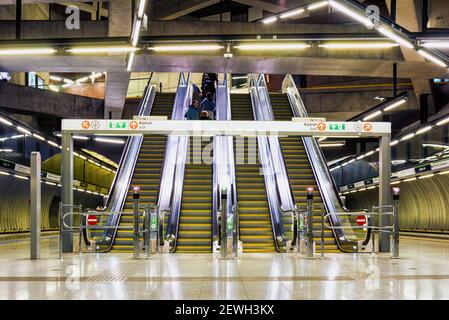 Métro de Budapest, une rangée d'escaliers mécaniques, sortie. Banque D'Images