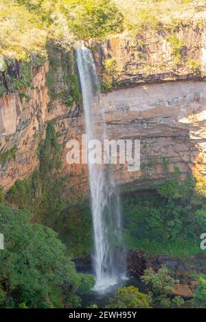 La chute d'eau de VEU da Noiva dans le parc national de Chapada dos Guimaraes à Mato Grosso, Brésil Banque D'Images