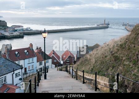 WHITBY, NORTH YORKSHIRE, Royaume-Uni - 15 MARS 2010 : les 199 marches qui mènent à l'église St Mary et à l'abbaye Banque D'Images