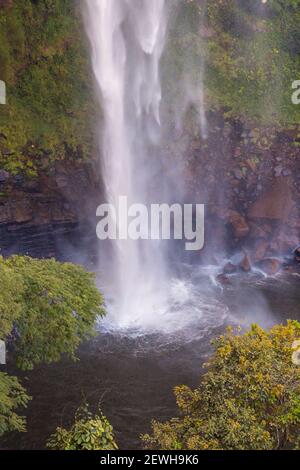 La cascade de VEU de Noiva dans le parc national de Chapada dos Guimaraes à Mato Grosso, Brésil Banque D'Images