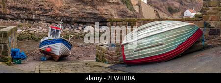 STAITHES, NORTH YORKSHIRE, UK - 16 MARS 2010 : vue panoramique des petits bateaux de pêche à Roxy Beck à Low Tide Banque D'Images