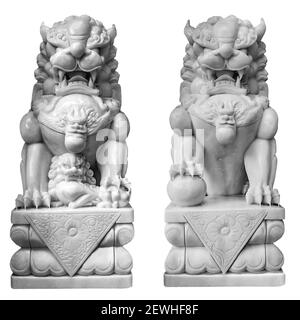 Entrée chinoise Statue du chien Guardian Lion Foo Fu, marbre de pierre bouddhiste deux chiens de sculpture isolés sur blanc Banque D'Images