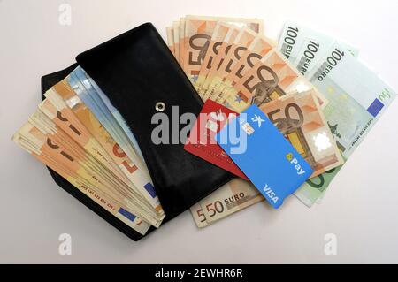 portefeuille avec beaucoup d'euros de billets Banque D'Images