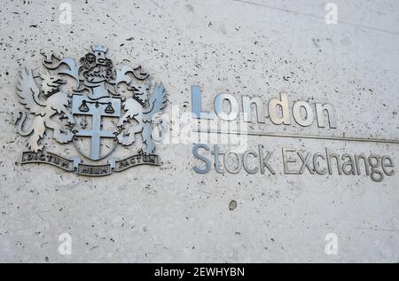 Photo du dossier datée du 6/2/2018 d'une vue du panneau de la Bourse de Londres dans la ville de Londres. Le chancelier de l’Échiquier Rishi Sunak présentera son budget à la Chambre des communes plus tard. Date de publication : le mercredi 3 mars 2021. Banque D'Images