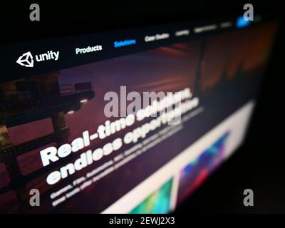 Vue en grand angle du site Web avec le logo du développeur de moteurs de jeux vidéo Unity Software Inc. (Unity technologies) sur moniteur. Faites la mise au point en haut à gauche de l'écran. Banque D'Images