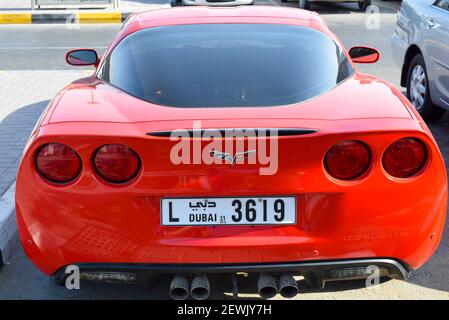 Vue arrière d'une Corvette rouge de Chevrolet. Détails sur l'extérieur de la voiture Banque D'Images