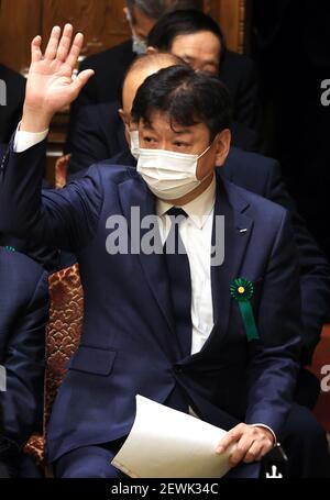 Tokyo, Japon. 3 mars 2021. Le président de Tokyo Electric Power Company (TEPCO) Holdings, Tomoaki Kobayakawa, soulève la main pour répondre à une question lors de la session du comité budgétaire de la Chambre haute à la Diète nationale à Tokyo, le mercredi 3 mars 2021. Credit: Yoshio Tsunoda/AFLO/Alay Live News Banque D'Images