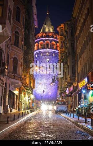 ISTANBUL, TURQUIE - 2 MAI 2017 : vue nocturne de la Tour de Galata dans le quartier historique d'Istanbul Banque D'Images