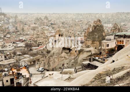 Ville touristique de Göreme en Turquie avec un relief inhabituel Banque D'Images