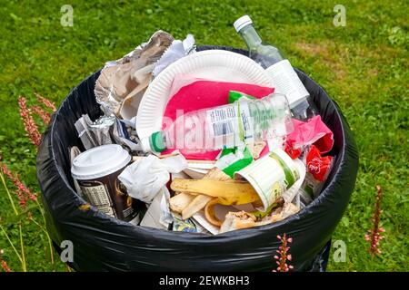 Haverfordwest, pays de Galles, Royaume-Uni, 28 août 2016 : poubelle à déchets contenant des bouteilles et des tasses en plastique, ainsi que des emballages en papier prêts à être retirés en a b Banque D'Images