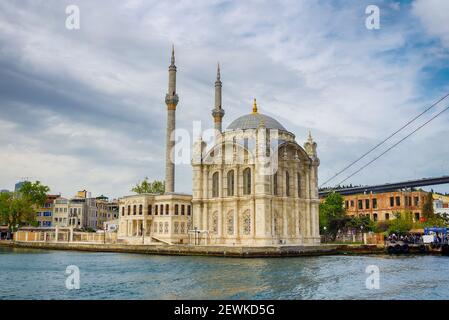 La mosquée Ortakoy de Besiktas, Istanbul, Turquie, est l'un des endroits les plus populaires sur le Bosphore. Banque D'Images