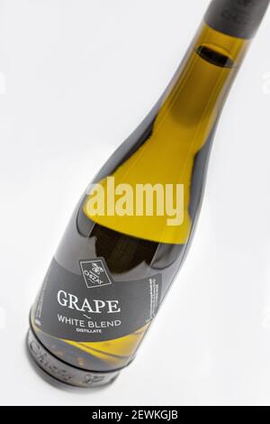 KIEV, UKRAINE - 14 SEPTEMBRE 2020: Studio Shoot of Ukrainian Chateau Chizay Grape bouteille blanche gros plan sur fond blanc. Banque D'Images