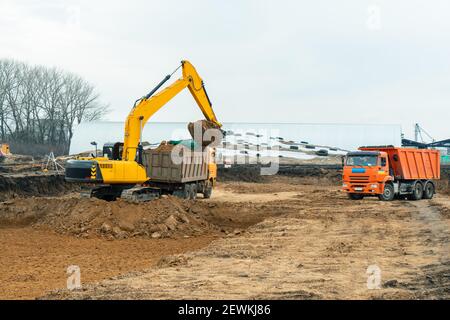 Une grande pelle de construction de couleur jaune sur le chantier de construction dans une carrière pour l'exploitation de carrières. Image industrielle Banque D'Images