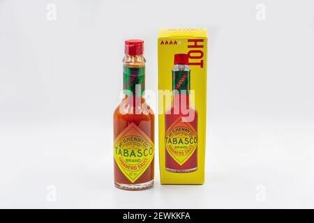 KIEV, UKRAINE - 28 NOVEMBRE 2020: Studio Shoot of Mc. Ilhenny Co. Tabasco bouteille de sauce chaude et boîte près de blanc. Tabasco sauce a été commencé Banque D'Images