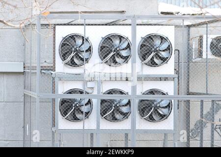 Côté condenseur d'un climatiseur de type fendu sans raccord. Unités de condenseur de climatisation à l'extérieur d'un bâtiment. Banque D'Images