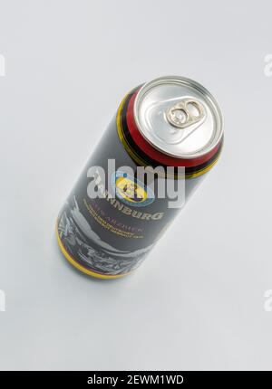 KIEV, UKRAINE - 06 JANVIER 2021: Studio tourné de l'allemand Hainnburg schwarzbier sombre peut se gros plan sur fond blanc. Banque D'Images