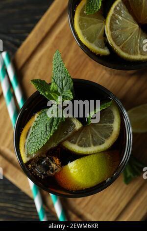 Conseil avec des verres de Cuba libre sur fond de bois Banque D'Images