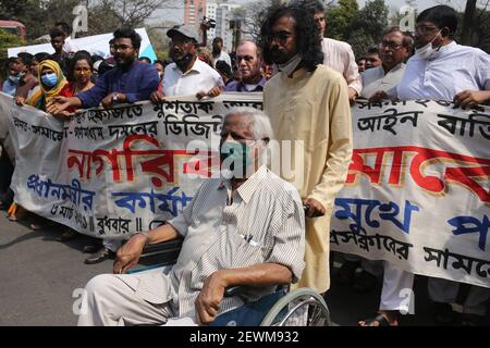 3 mars 2021 : le Dr Zafrullah Chowdhury, activiste de santé publique bangladais, fondateur de Gonoshastaya Kendra, a dirigé un cortège vers le bureau de PM mis en place par les éminents citoyens du pays demandant la justice pour la mort de l'écrivain Mushtaq Ahmed en prison et l'abolition de la loi sur la sécurité numérique. (Image de crédit : © M. Rakibul HasanZUMA Wire) Banque D'Images