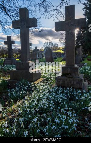 Chutes de neige dans le cimetière de Clifton, Ashbourne, Derbyshire Banque D'Images