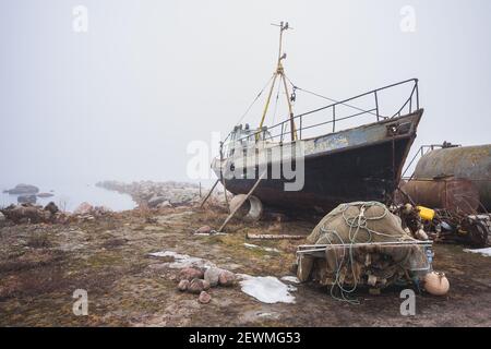 Le vieux bateau de pêche se tient à réparer sur un brouillard matin Banque D'Images