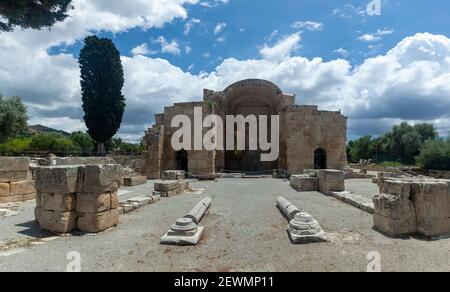 Basilique chrétienne ancienne d'Agios Titos (6ème c.AC), un monument bien conservé de la ville antique de Gortys (ou Gortyna), dans la région d'Héraklion, Grèce. Banque D'Images