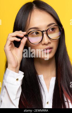 femme élégante d'apparence asiatique avec lunettes gros plan look attrayant Banque D'Images