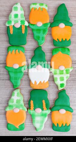 Biscuits faits maison et décorés de Saint Patrick avec glaçage royal Banque D'Images