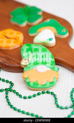 Biscuits faits maison et décorés de Saint Patrick avec glaçage royal Banque D'Images