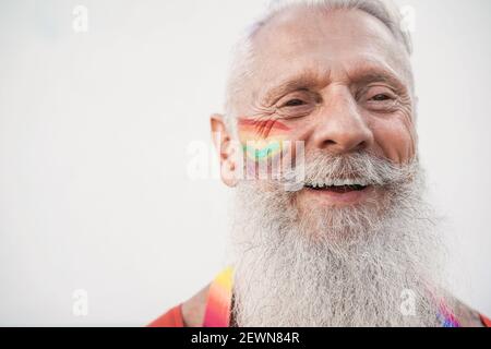 Homme gay senior souriant pendant la manifestation de fierté lgbt - Focus sur la face Banque D'Images