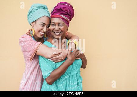 Bonne mère africaine et fille s'embrassant les uns les autres - Focus sur femme âgée Banque D'Images