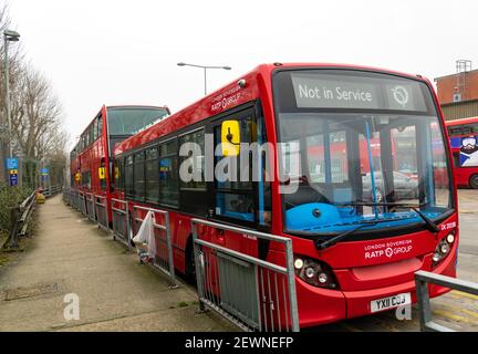 Le 3 mars 2020, la RATP a exploité les autobus rouges TfL London au dépôt de bus Edgware lors d'une grève des autobus. Banque D'Images