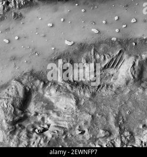 Boucle d'or noire et blanche indistincte et boueuse primordiale et forme partielle du pied comme un résumé de la chasse à la vie de la NASA sur Mars. Éliminer la boue. Banque D'Images