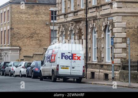 Une camionnette de livraison FedEx garée dans la rue Hester, Semilong Northampton, Engalnd, Royaume-Uni. Banque D'Images