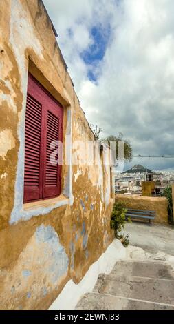 Allée traditionnelle dans le quartier de Plaka, et plus particulièrement dans Anafiotika, le quartier le plus pittoresque d'Athènes, en Grèce, juste à côté du rocher de l'AC Banque D'Images