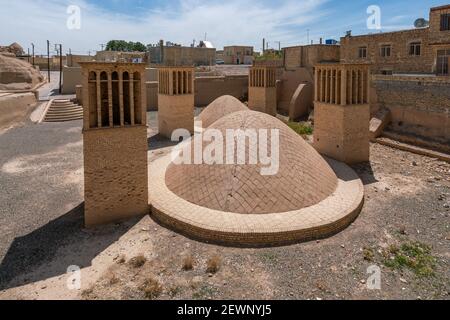 Vieux cacheurs de vent, ou tours de vent, jst à côté de l'ancien château de Naein dans la province de Yazd, Iran. Dispositif de refroidissement médiéval. Banque D'Images