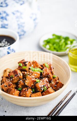 Incorporer le tofu mariné dans le bol. Cuisine chinoise Banque D'Images