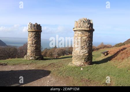 Ces piliers en pierre sont l'entrée de la promenade du Jubilé Le chemin côtier de Panmaenmawr à Conwy Banque D'Images