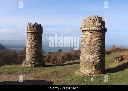 Ces piliers en pierre sont l'entrée de la promenade du Jubilé Le chemin côtier de Panmaenmawr à Conwy Banque D'Images