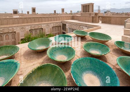 Beaucoup de boules vertes traditionnelles sur le toit de la ville persane. Bols d'argile avec les toits de Yazd, Iran, en arrière-plan. Banque D'Images