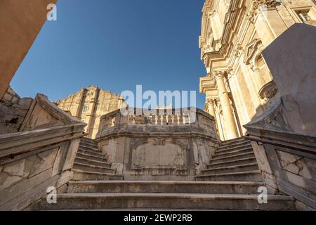 Vide escalier en pierre jésuite dans la vieille ville de Dubrovnik en Croatie lever de soleil le matin d'été Banque D'Images