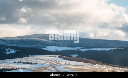 Collines avec prairies et forêt couverte de neige, abattu avant le coucher du soleil sur la région d'Orava, Slovaquie, Europe Banque D'Images