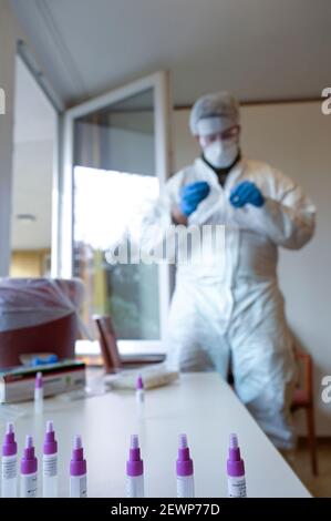 ALLEMAGNE, Hambourg, pandémie de corona, tests rapides pour les visiteurs et le personnel en maison de soins pour les personnes âgées, test rapide PoC-Antigen de la société chinoise Beijing Hotgen Biotech Co., test réalisé par l'armée allemande des soldats de Bundeswehr Banque D'Images