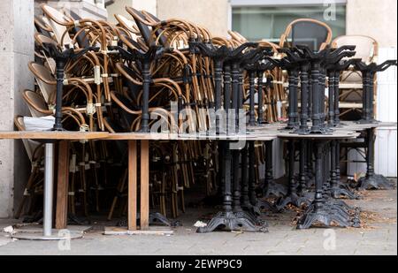 Munich, Allemagne. 03ème mars 2021. Des chaises et des tables empilées se trouvent à l'extérieur d'un restaurant fermé. Credit: Sven Hoppe/dpa/Alay Live News Banque D'Images