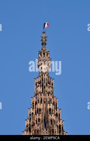 Strasbourg, France, 02/03/2021, UN drapeau français survole la flèche de la cathédrale pour marquer le 80e anniversaire de la Koufra Oath le 2 mars 2021 à Strasbourg, dans l'est de la France. Il y a quatre-vingts ans, le 2 mars 1941, le colonel Leclerc a prêté serment qui allait s'écentrer dans l'histoire. Après avoir capturé le fort italien de Koufra au milieu du désert libyen, après un incroyable bluff, le futur maréchal a promis de poursuivre le combat jusqu'à ce que le drapeau tricolore survole à nouveau Paris et Strasbourg. Il a gardé sa parole. Photo de Nicolas Roses/ABACAPRESS.COM Banque D'Images
