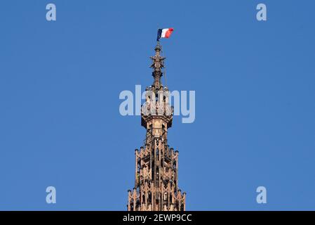 Strasbourg, France, 02/03/2021, UN drapeau français survole la flèche de la cathédrale pour marquer le 80e anniversaire de la Koufra Oath le 2 mars 2021 à Strasbourg, dans l'est de la France. Il y a quatre-vingts ans, le 2 mars 1941, le colonel Leclerc a prêté serment qui allait s'écentrer dans l'histoire. Après avoir capturé le fort italien de Koufra au milieu du désert libyen, après un incroyable bluff, le futur maréchal a promis de poursuivre le combat jusqu'à ce que le drapeau tricolore survole à nouveau Paris et Strasbourg. Il a gardé sa parole. Photo de Nicolas Roses/ABACAPRESS.COM Banque D'Images