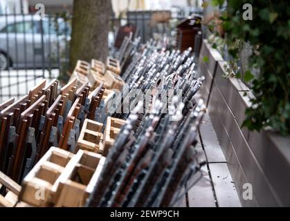 Munich, Allemagne. 03ème mars 2021. Des chaises et des tables pliées sont installées à l'extérieur d'un restaurant fermé. Credit: Sven Hoppe/dpa/Alay Live News Banque D'Images