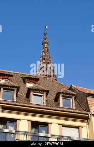 Strasbourg, France, 02/03/2021, UN drapeau français survole la flèche de la cathédrale pour marquer le 80e anniversaire de la Koufra Oath le 2 mars 2021 à Strasbourg, dans l'est de la France. Il y a quatre-vingts ans, le 2 mars 1941, le colonel Leclerc a prêté serment qui allait s'écentrer dans l'histoire. Après avoir capturé le fort italien de Koufra au milieu du désert libyen, après un incroyable bluff, le futur maréchal a promis de poursuivre le combat jusqu'à ce que le drapeau tricolore survole à nouveau Paris et Strasbourg. Il a gardé sa parole. Photo de Nicolas Roses/ABACAPRESS.COM Banque D'Images
