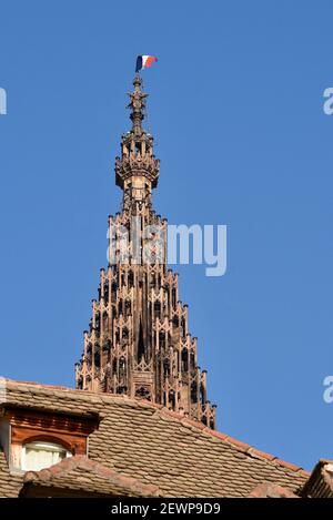Strasbourg, France, 02/03/2021, UN drapeau français survole la flèche de la cathédrale pour marquer le 80e anniversaire de la Koufra Oath le 2 mars 2021 à Strasbourg, dans l'est de la France. Il y a quatre-vingts ans, le 2 mars 1941, le colonel Leclerc a prêté serment qui allait s'écentrer dans l'histoire. Après avoir capturé le fort italien de Koufra au milieu du désert libyen, après un incroyable bluff, le futur maréchal a promis de poursuivre le combat jusqu'à ce que le drapeau tricolore survole à nouveau Paris et Strasbourg. Il a gardé sa parole. Photo de Nicolas Roses/ABACAPRESS.COM Banque D'Images