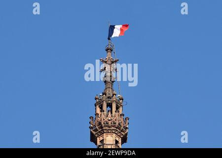 Strasbourg, France, 02/03/2021, UN drapeau français survole la flèche de la cathédrale pour marquer le 80e anniversaire de la Koufra Oath le 2 mars 2021 à Strasbourg, dans l'est de la France. Il y a quatre-vingts ans, le 2 mars 1941, le colonel Leclerc a prêté serment qui allait s'écentrer dans l'histoire. Après avoir capturé le fort italien de Koufra au milieu du désert libyen, après un incroyable bluff, le futur maréchal a promis de poursuivre le combat jusqu'à ce que le drapeau tricolore survole à nouveau Paris et Strasbourg. Il a gardé sa parole. Photo de Nicolas Roses/ABACAPRESS.COM Banque D'Images